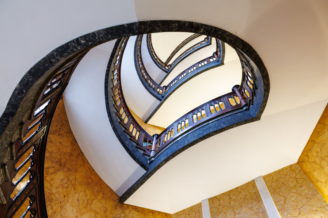 Weite Wüste mit Spur im Sand